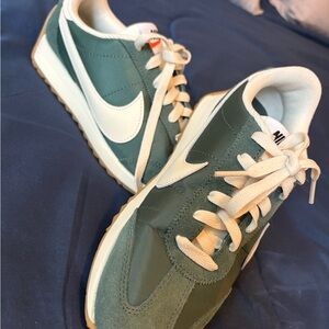 Nike Forest Green and Cream Sneakers